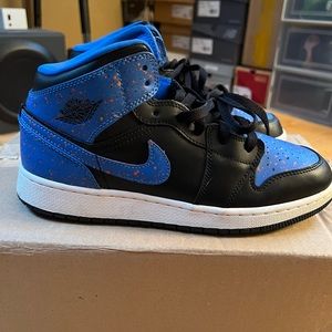 Air Jordan 1 mid royal splatter size 7y